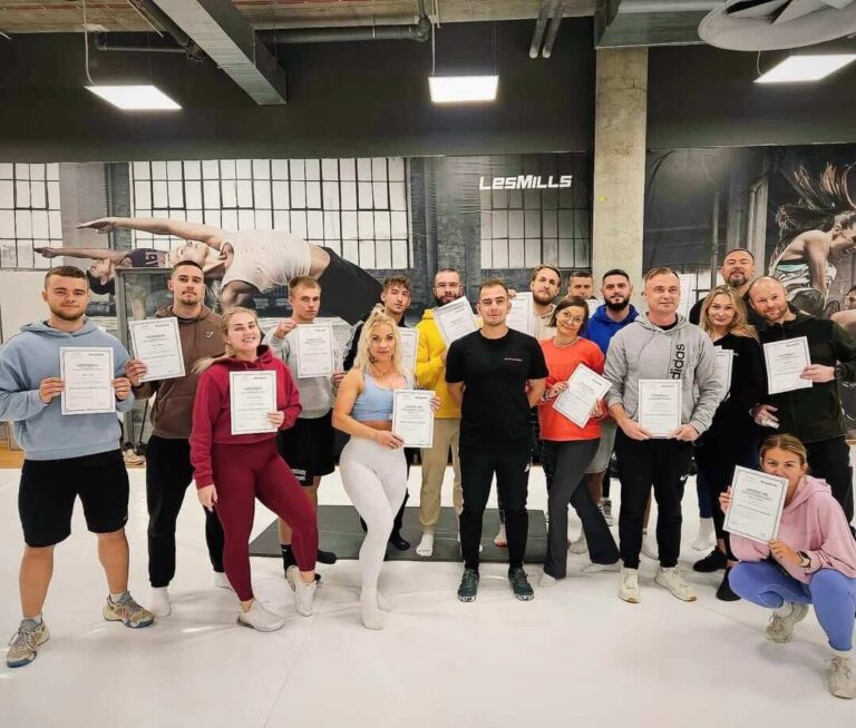 Absolwenci Fit-Academy z certyfikatami